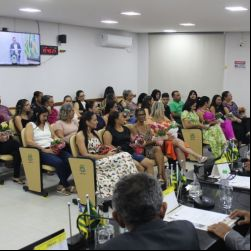 Câmara presta homenagem às mulheres