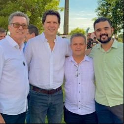 Celio e Wendel participam de entrega de casas