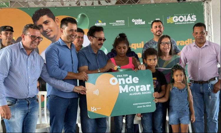 Mais 150 moradores recebem cartão Pra ter onde morar